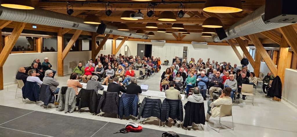 souvenir en image du nombre de participants à la première réunion des associations avec la nouvelle municipalité de Mr DEFIS